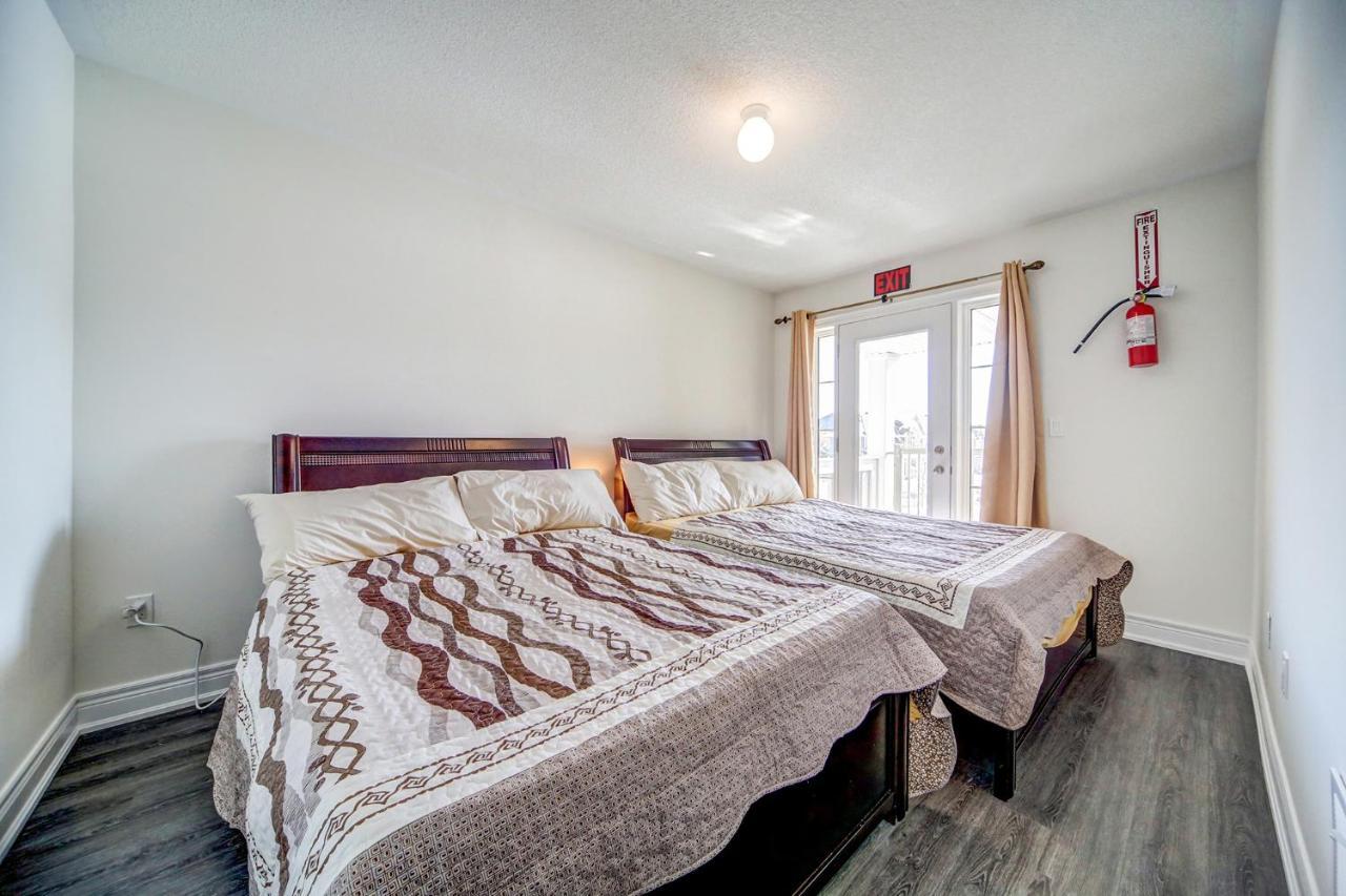 Executive Town Home-mountain View-historic Snowbridge Village, Walking Distance To The Collingwood